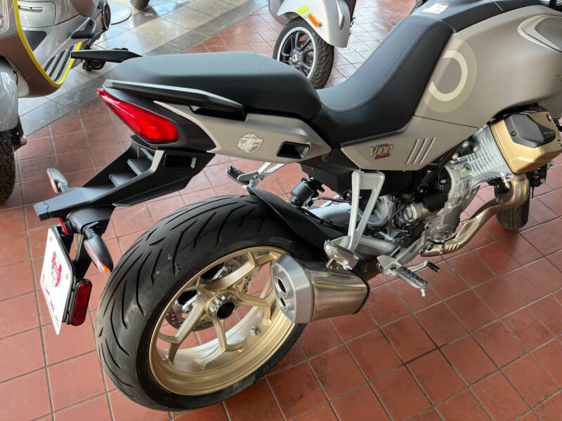 2024 Moto Guzzi V100 Mandello