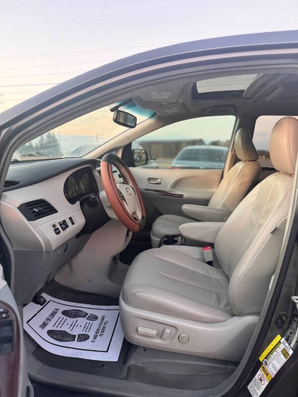 2013 Toyota Sienna XLE 8-Passenger