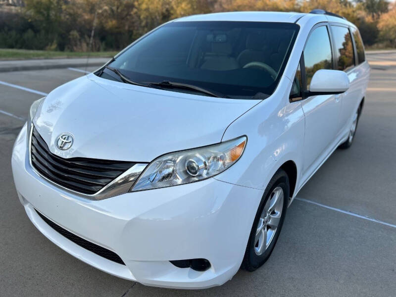 2013 Toyota Sienna LE 8-Passenger