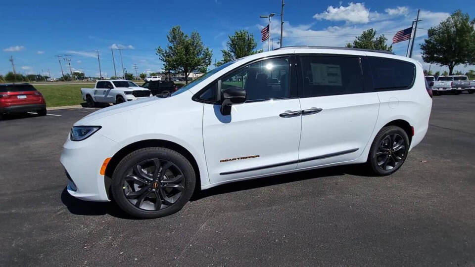 2024 Chrysler Pacifica for sale at Victoria Auto Sales in Victoria, MN