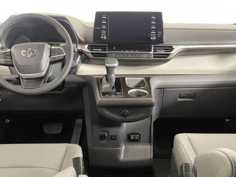 2021 Toyota Sienna XLE photo 15