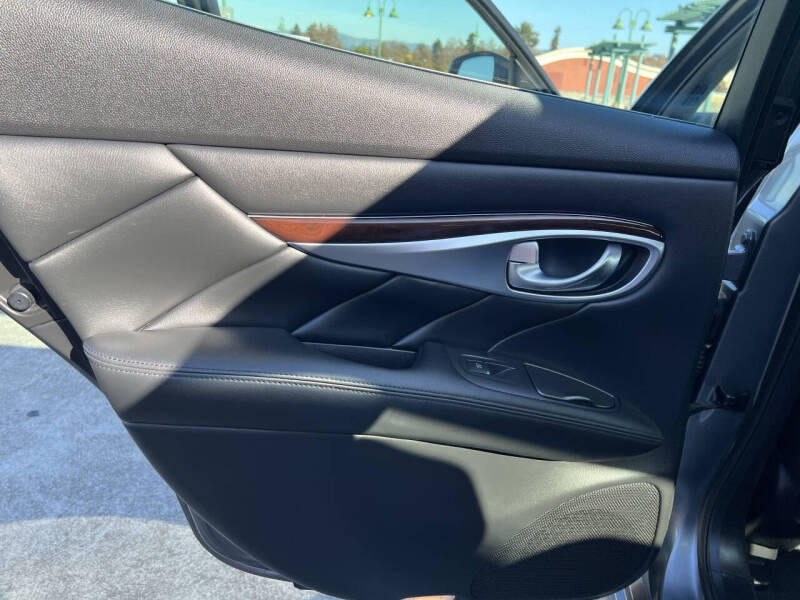 2015 Infiniti Q70 3.7