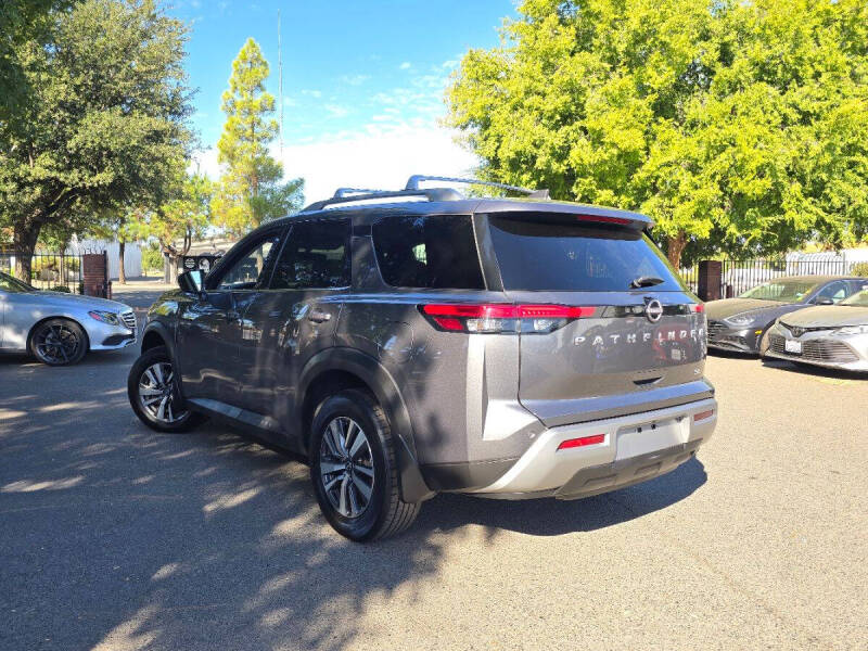 2023 Nissan Pathfinder SL