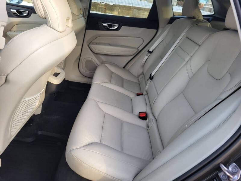 2022 Volvo XC60 B5 Momentum