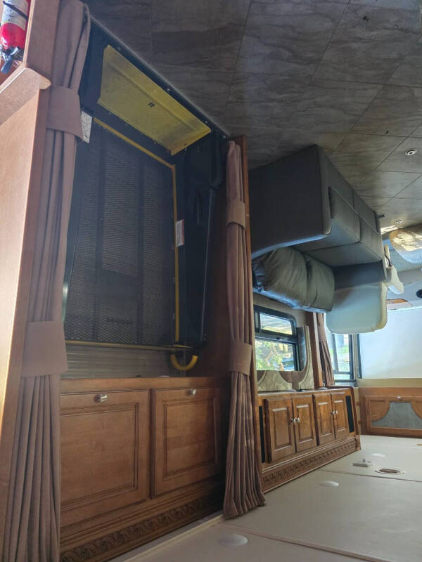 2017 Winnebago Adventurer 37