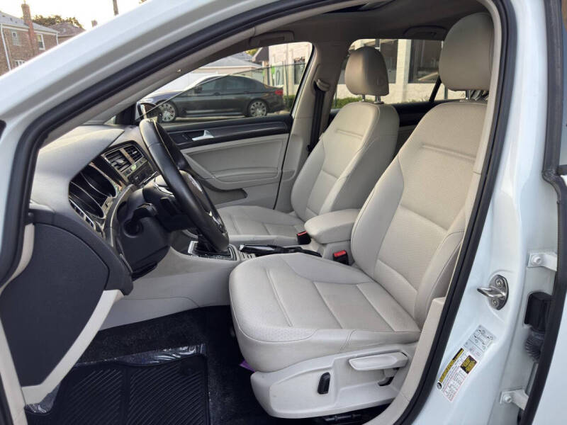 2019 Volkswagen Golf SE