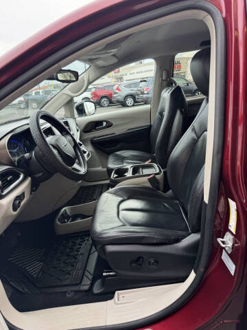 2017 Chrysler Pacifica Touring-L