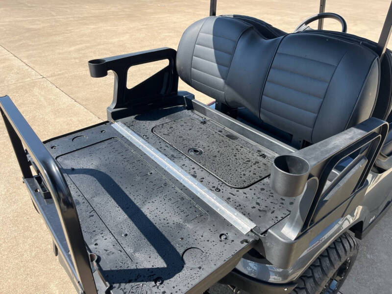 2024 E-Z-GO Express 4