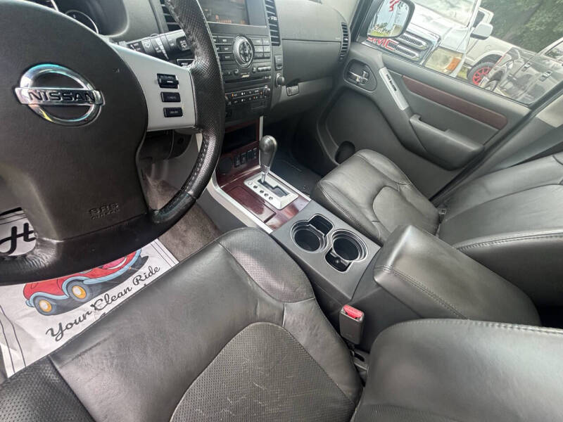 2011 Nissan Pathfinder LE