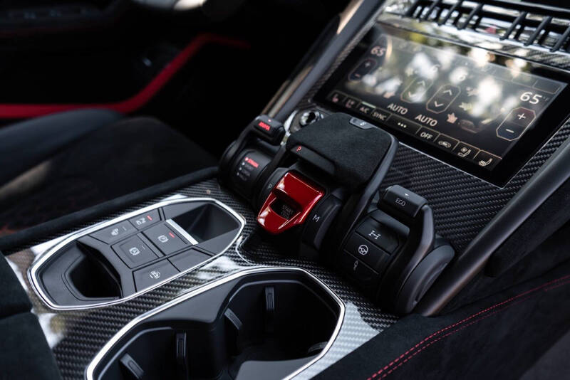 2024 Lamborghini Urus Performante