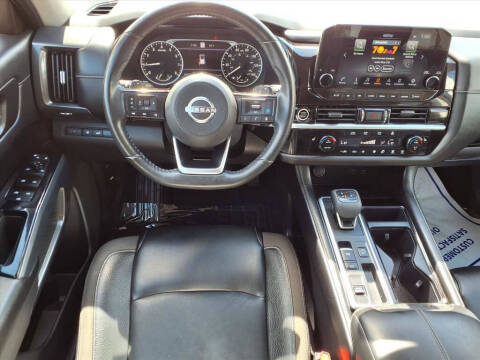 2022 Nissan Pathfinder SL