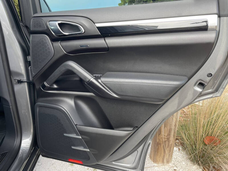 2017 Porsche Cayenne Platinum Edition