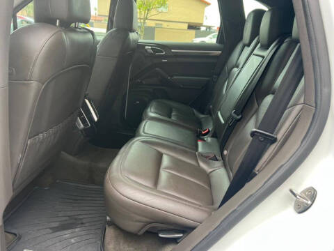 2017 Porsche Cayenne Platinum Edition