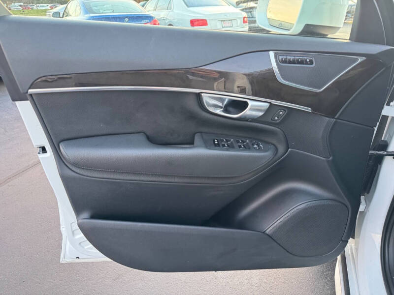 2017 Volvo XC90 T6 Momentum