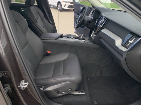 2025 Volvo XC60 B5 Plus Dark Theme