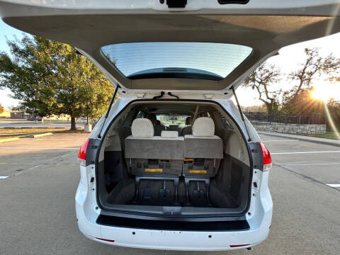 2013 Toyota Sienna LE 8-Passenger