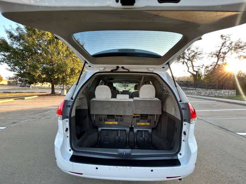 2013 Toyota Sienna LE 8-Passenger