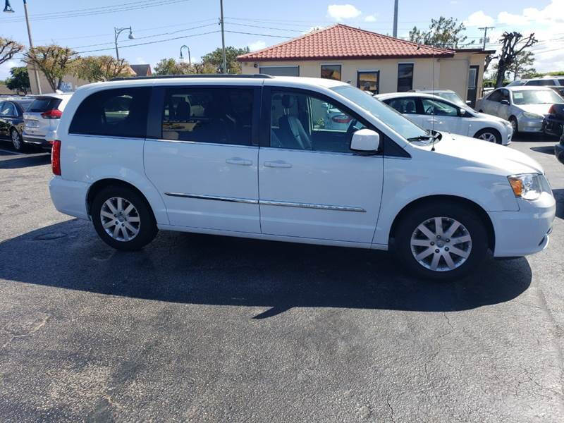 2014 CHRYSLER Town and Country Minivan - $10,995