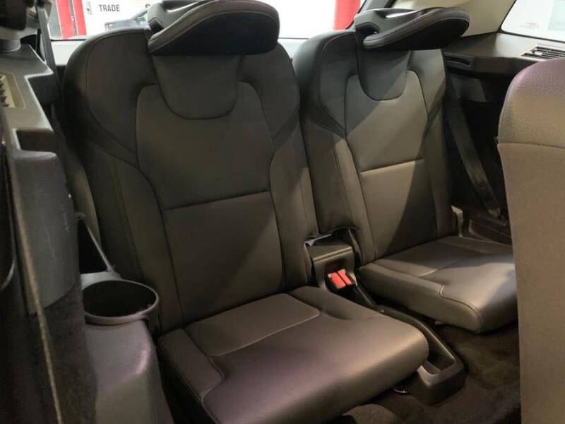 2022 Volvo XC90 T6 Momentum 7-Passenger