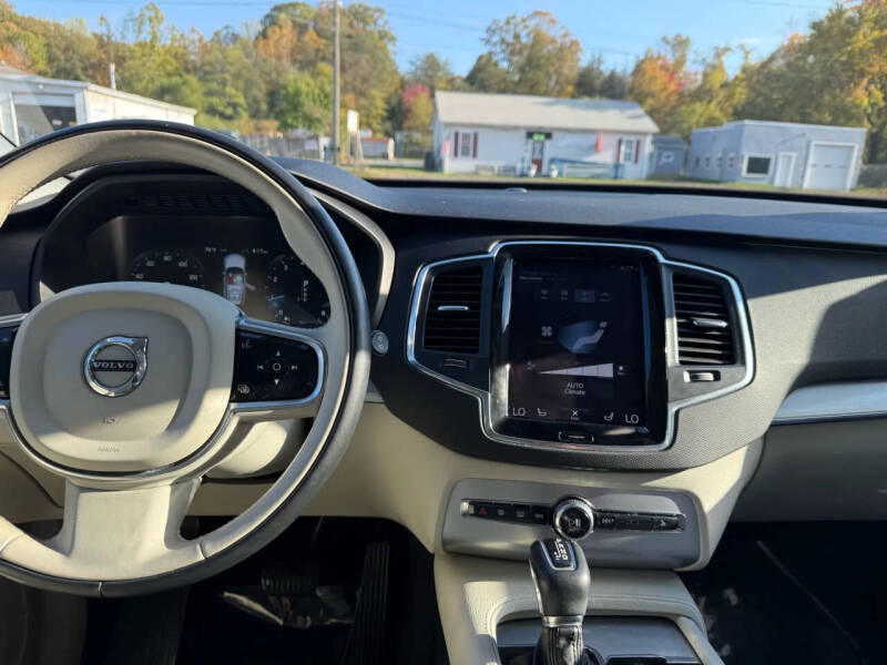 2017 Volvo XC90 T6 Momentum