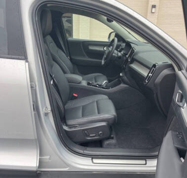 2025 Volvo XC40 B5 Plus Dark Theme