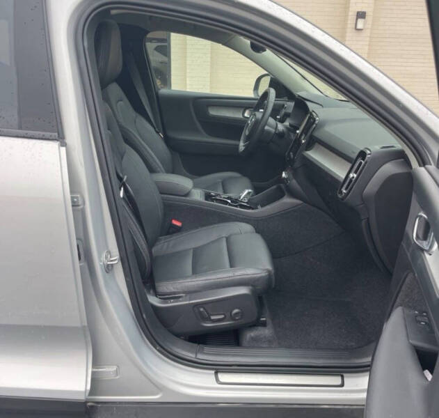 2025 Volvo XC40 B5 Plus Dark Theme