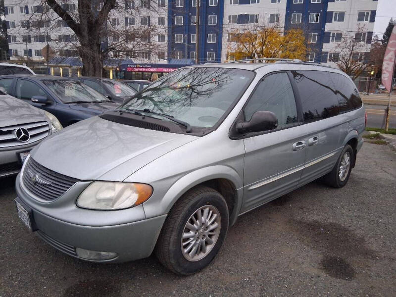 2003 Chrysler Town & Country Limited's photo