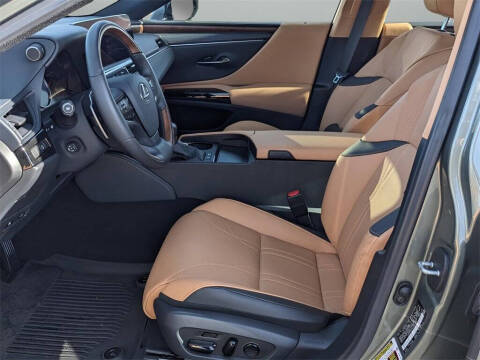 2025 Lexus ES 300h Luxury