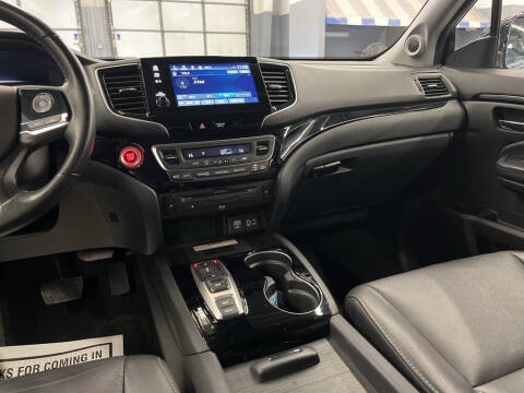 2022 Honda Pilot Touring w/Rear Captain's Chairs