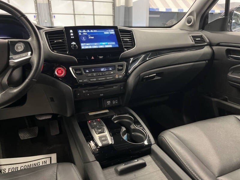 2022 Honda Pilot Touring w/Rear Captain's Chairs
