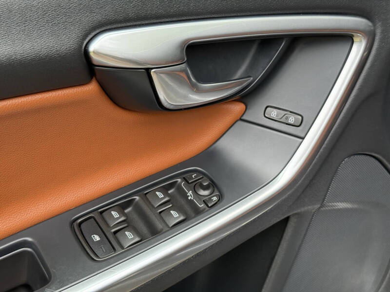 2015 Volvo V60 Cross Country T5