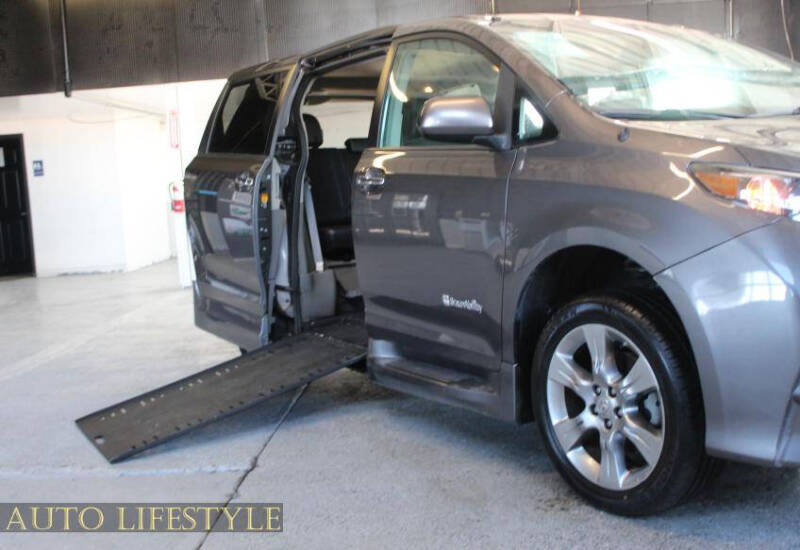 2013 Toyota Sienna SE 8-Passenger