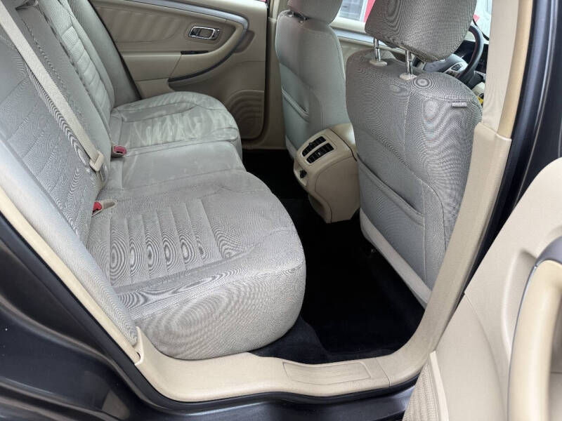 2016 Ford Taurus SE