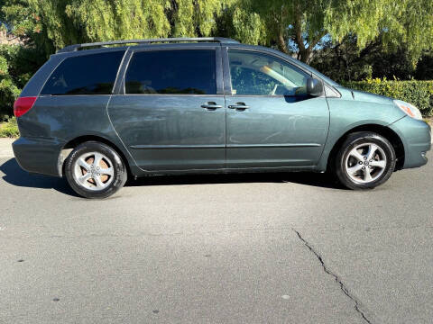 2004 Toyota Sienna LE 8 Passenger