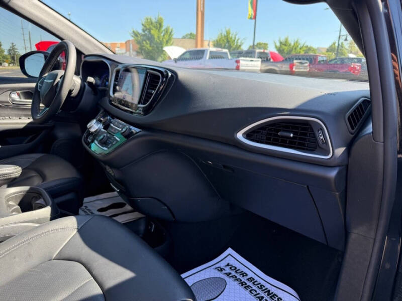 2025 Chrysler Pacifica Select