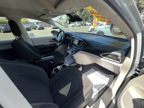 2023 Chrysler Voyager LX