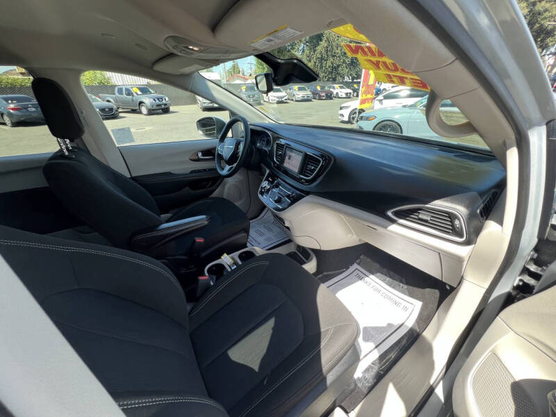 2023 Chrysler Voyager LX