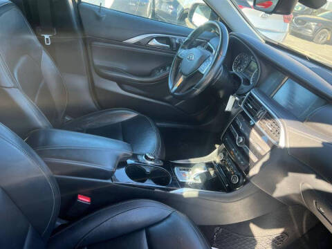 2017 Infiniti QX30 Premium