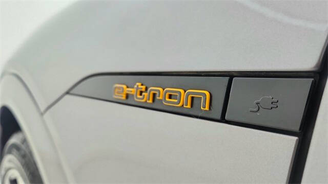 2022 Audi e-tron quattro Premium Plus