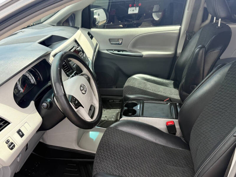 2012 Toyota Sienna SE 8-Passenger