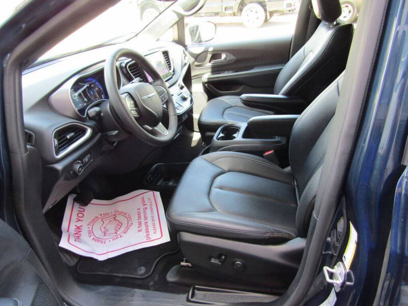 2025 Chrysler Pacifica Select