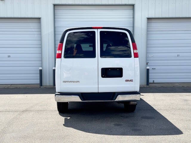 2018 GMC Savana Passenger LT photo 7