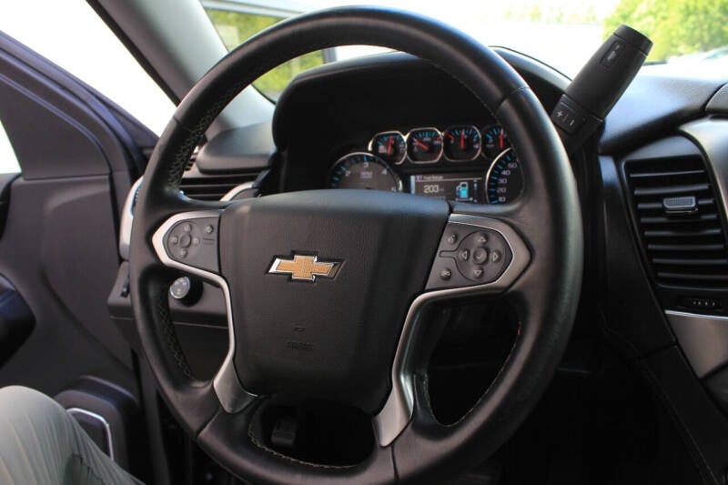 2016 Chevrolet Suburban LT photo 25