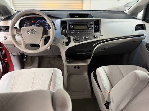 2012 Toyota Sienna LE 8-Passenger