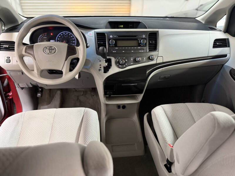 2012 Toyota Sienna LE 8-Passenger