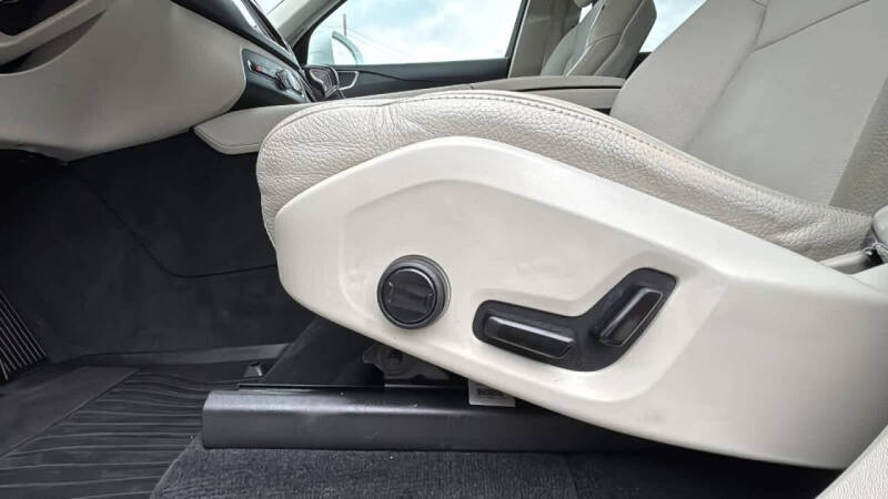 2020 Volvo XC90 T6 Momentum 6-Passenger