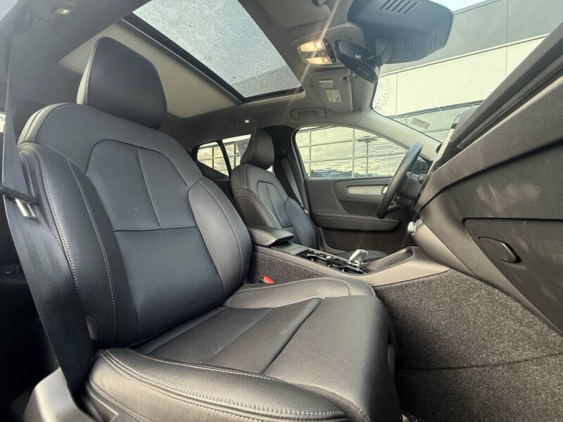 2025 Volvo XC40 B5 Plus Bright Theme