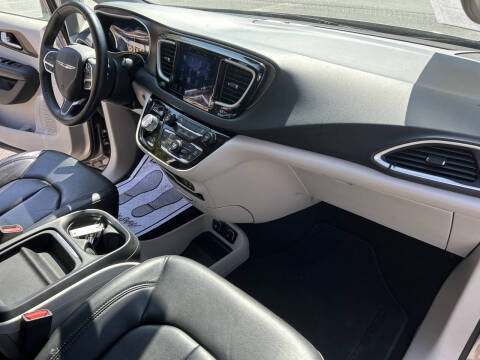 2017 Chrysler Pacifica Touring-L