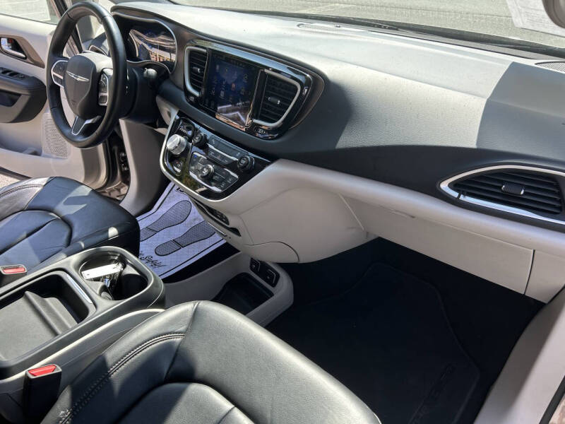 2017 Chrysler Pacifica Touring-L