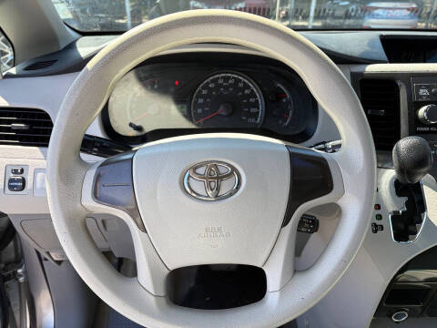 2012 Toyota Sienna LE 8-Passenger